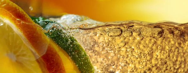 Bebida carbonatada ou coquetel com limão e limão, lascas abstratas — Fotografia de Stock