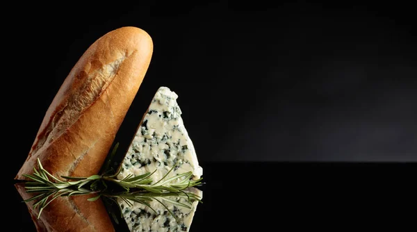 ブルーチーズのパンとローズマリー. — ストック写真