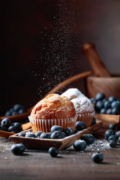 撒上糖粉的松饼和蓝莓. — 图库照片
