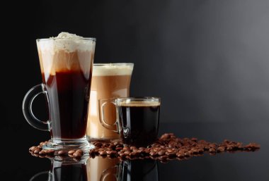 Siyah bir zemin üzerine çeşitli kahve içecekler.