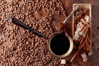 Tarçın, anason ve s ile eski bir bakır kahve makinesi kahve