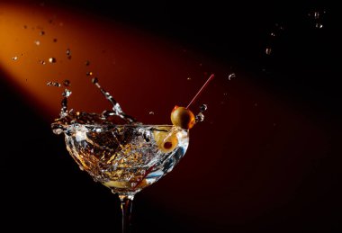 Yeşil Zeytin ile sek martini.