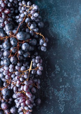 Bir vintage arka plan üzerinde koyu mavi üzüm üst görünümü.