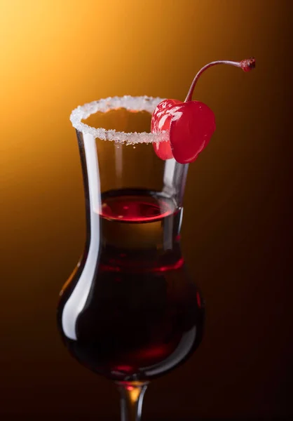 Álcool em camadas tiro coquetel decorado com cereja  . — Fotografia de Stock