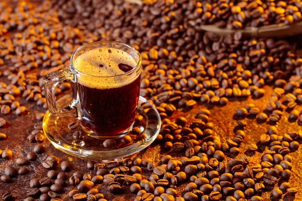 Taza de café expreso con granos de café . — Foto de Stock