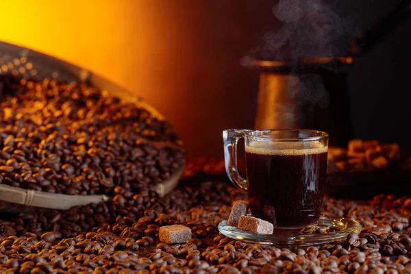 Taza de café expreso con azúcar morena . — Foto de Stock