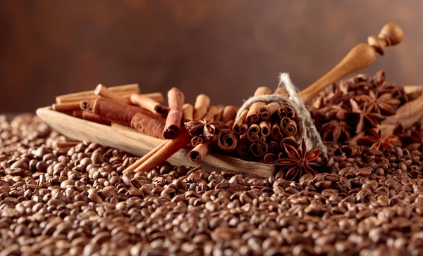Kaffebönor och anis med kanel pinnar. — Stockfoto