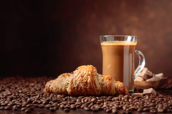 Coffee latte and croissant. — Stock Photo, Image