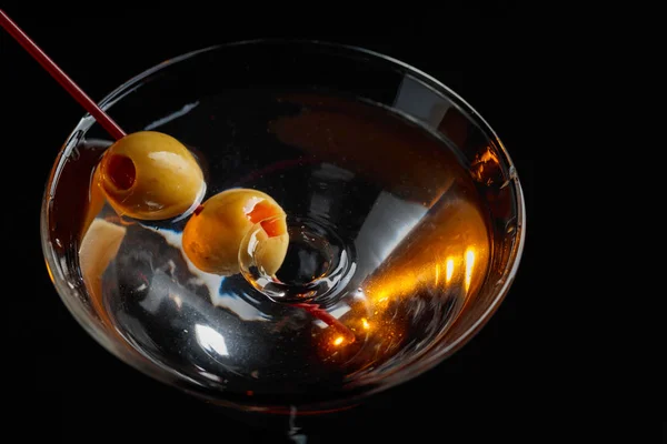 Cocktail Martini con olive verdi . — Foto Stock