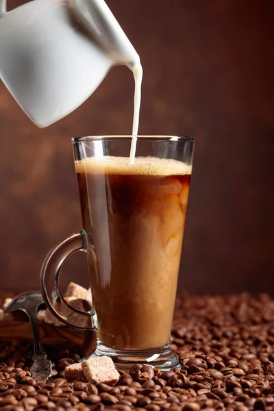 Kaffe latte och brunt socker. — Stockfoto