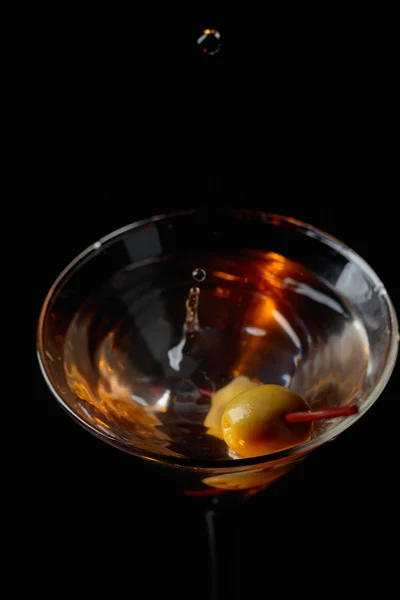 Martini-Cocktail mit grünen Oliven. — Stockfoto