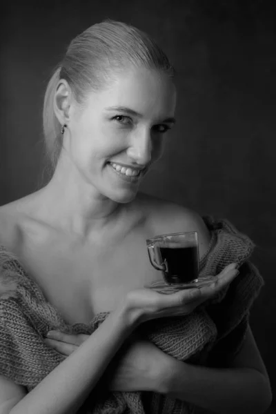 Retrato de cerca de una hermosa mujer de mediana edad con taza de café — Foto de Stock