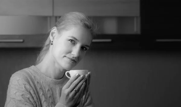 Retrato de cerca de una hermosa mujer de mediana edad con taza de café — Foto de Stock
