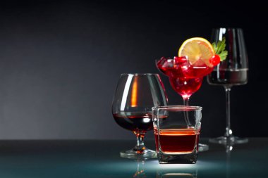Siyah arka planda çeşitli alkollü içecekler.