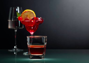 Siyah arka planda çeşitli alkollü içecekler.