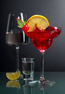 Siyah arka planda çeşitli alkollü içecekler.