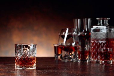 Kahverengi bir backgrou gözlük güçlü alkollü içecekler seti