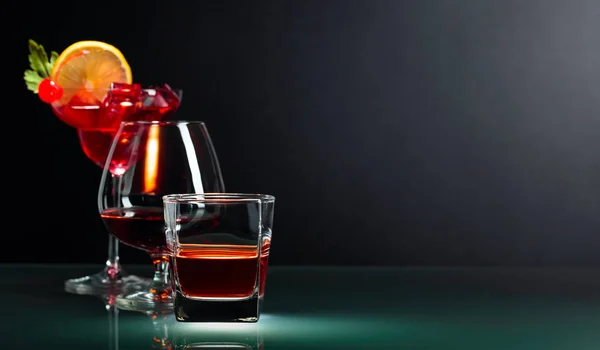 Varie bevande alcoliche su sfondo nero . — Foto Stock
