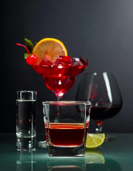 Várias bebidas alcoólicas em um fundo preto . — Fotografia de Stock