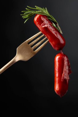 Izgara sosis ve çatalla biberiye..