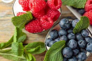 Krem, ahududu ve yaban mersini süslenmiş zekâ ile süzme peynir