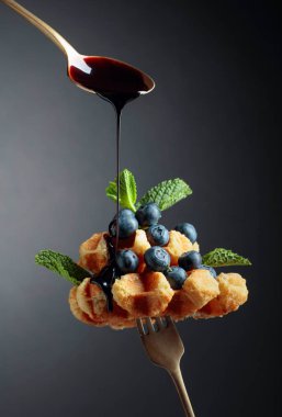 Çikolata şurubu, yaban mersini ve mi ile ev yapımı Belçika waffle