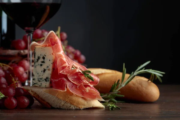 Heerlijke snack en glazen rode wijn. — Stockfoto