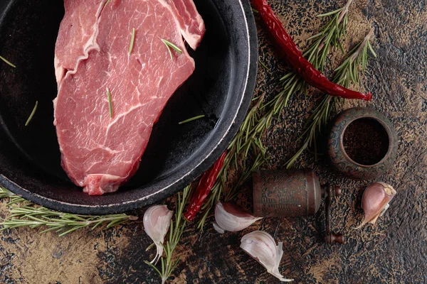 Baharatlı ve otlu çiğ biftek. — Stok fotoğraf