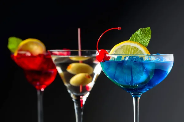 Deux cocktails colorés et martini sec aux olives vertes . — Photo