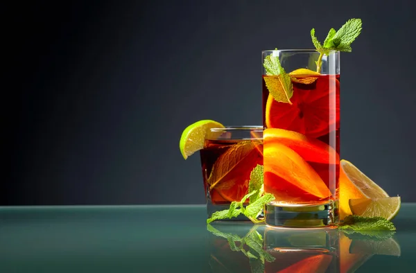 Cocktails med lime, citron och mynta på ett glas bord. — Stockfoto