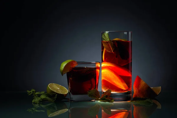 Cocktail con lime, limone e menta su un tavolo di vetro . — Foto Stock