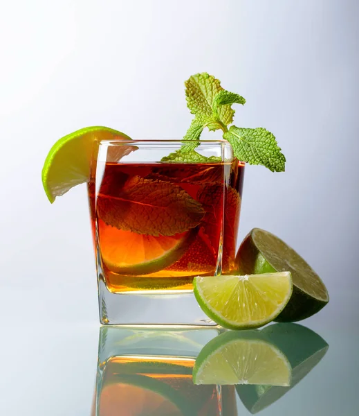 Cocktail con lime e menta su un tavolo di vetro . — Foto Stock