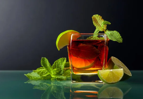Cocktail con lime e menta su un tavolo di vetro . — Foto Stock