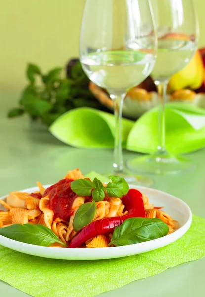 Noedels met tomatensaus, basilicum en peper Chili op een keuken t — Stockfoto