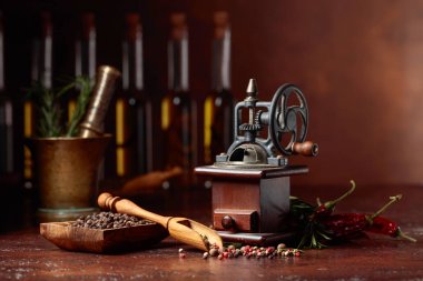 Pişirme gereçleri ile eski biber değirmeni.