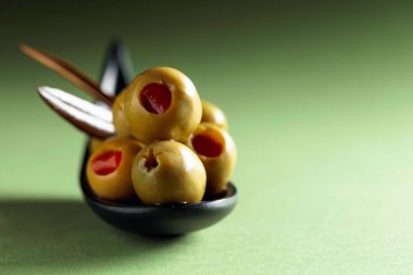 Küçük bir kapta kırmızı biber ile doldurulmuş iştah açıcı zeytin.