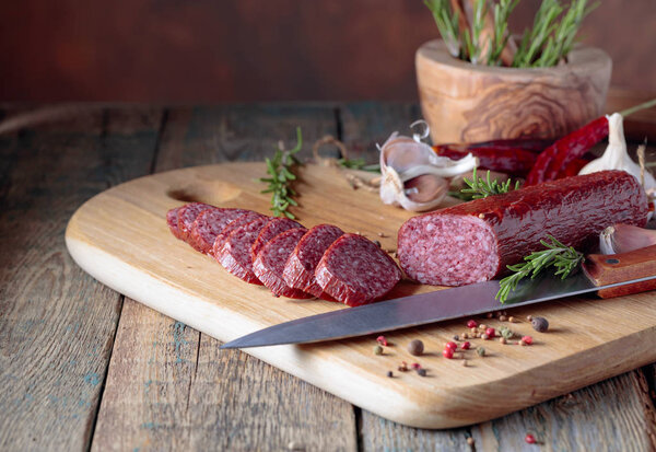 Сосиски с розмарином, чесноком и перцем
. 