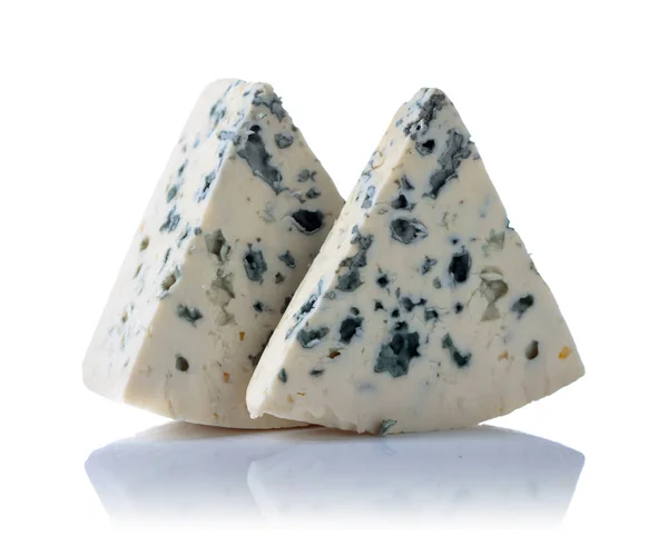 Синій сир ізольований на білому . — стокове фото