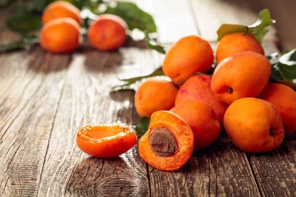 Verse abrikozen op een oude houten tafel. — Stockfoto