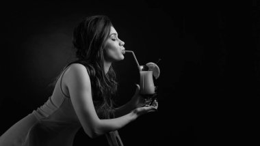 Kokteyl Tekila Güneş ile turuncu elbiseli genç güzel kız