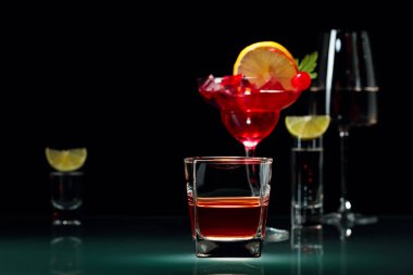 Siyah arka planda çeşitli alkollü içecekler.