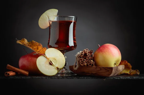 Bicchiere di succo di mela o sidro con mele succose e cannella sti — Foto Stock