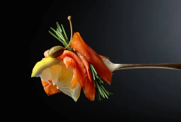Πέστροφα φιλέτο, φέτα λεμόνι, κάππαρη και δεντρολίβανο. — Φωτογραφία Αρχείου