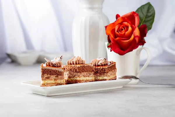 白いマルモリアンテーブルにバラのレイヤードケーキ. — ストック写真