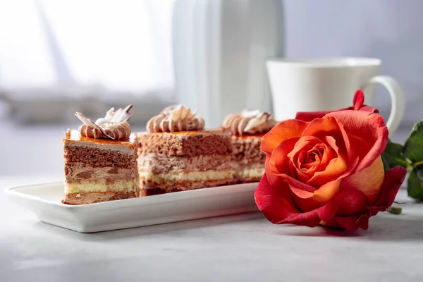 分层蛋糕与玫瑰在白色的马蒙兰表. — 图库照片