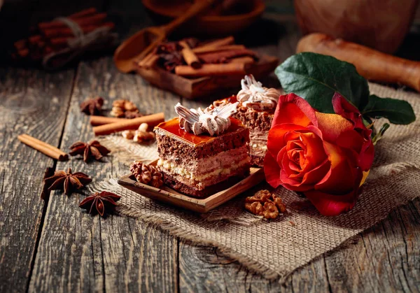 Gâteaux en couches avec des épices et des noix sur une vieille table en bois . — Photo