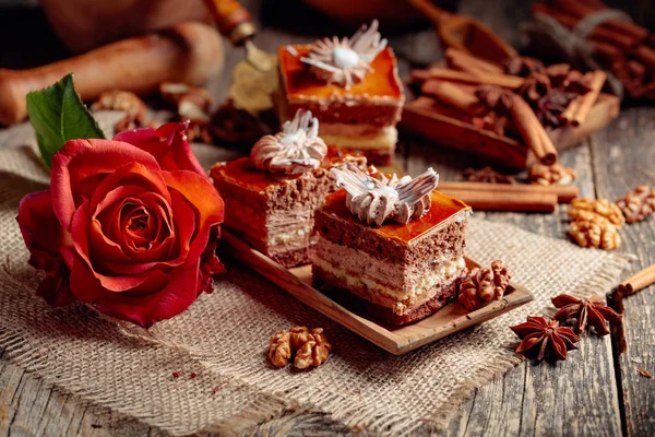 Lager tårtor med kryddor och nötter på ett gammalt träbord. — Stockfoto