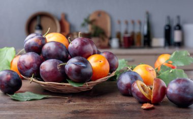 Eski bir ahşap masada olgun sulu Erik. 