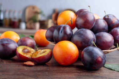 Eski bir ahşap masada olgun sulu Erik. 