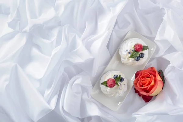 Sobremesa Pavlova com framboesas, mirtilos e hortelã em um whit — Fotografia de Stock